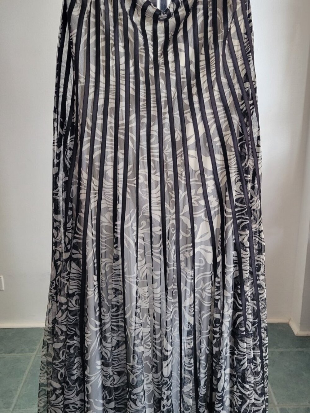 JS Collections Black/Cream Striped Floral Pleated Spaghetti Strap Dress (Size:22 - Picture 2 of 16